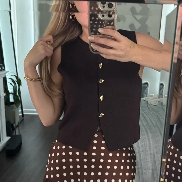 Old Money Solid Brown Sleeveless Button Down Top with Gold Buttons - Picture 5 of 8